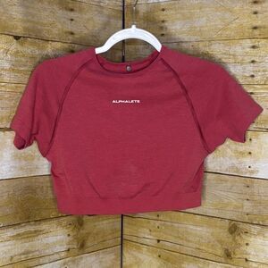 ALPHALETE AMPLIFY SEAMLESS CROPPED TEE SHORT SLEEVE ATHLEISURE IN FORMULA RED